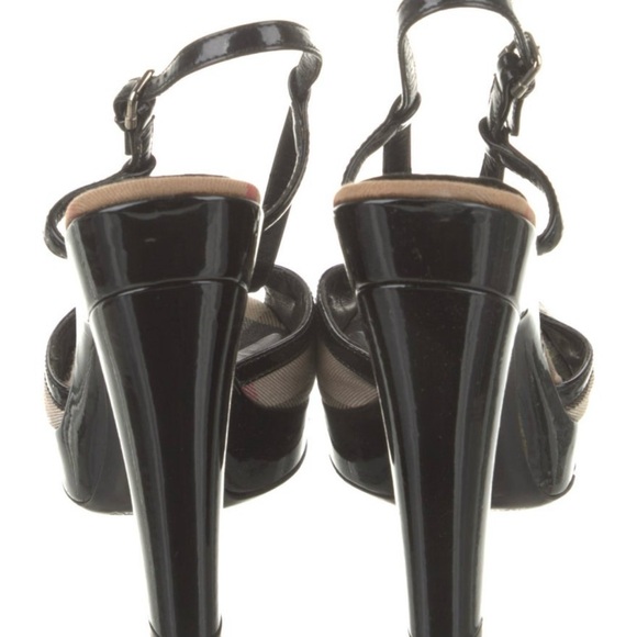 Burberry
Patent Leather Printed T-Strap Platform Sandals - Picture 3 of 5